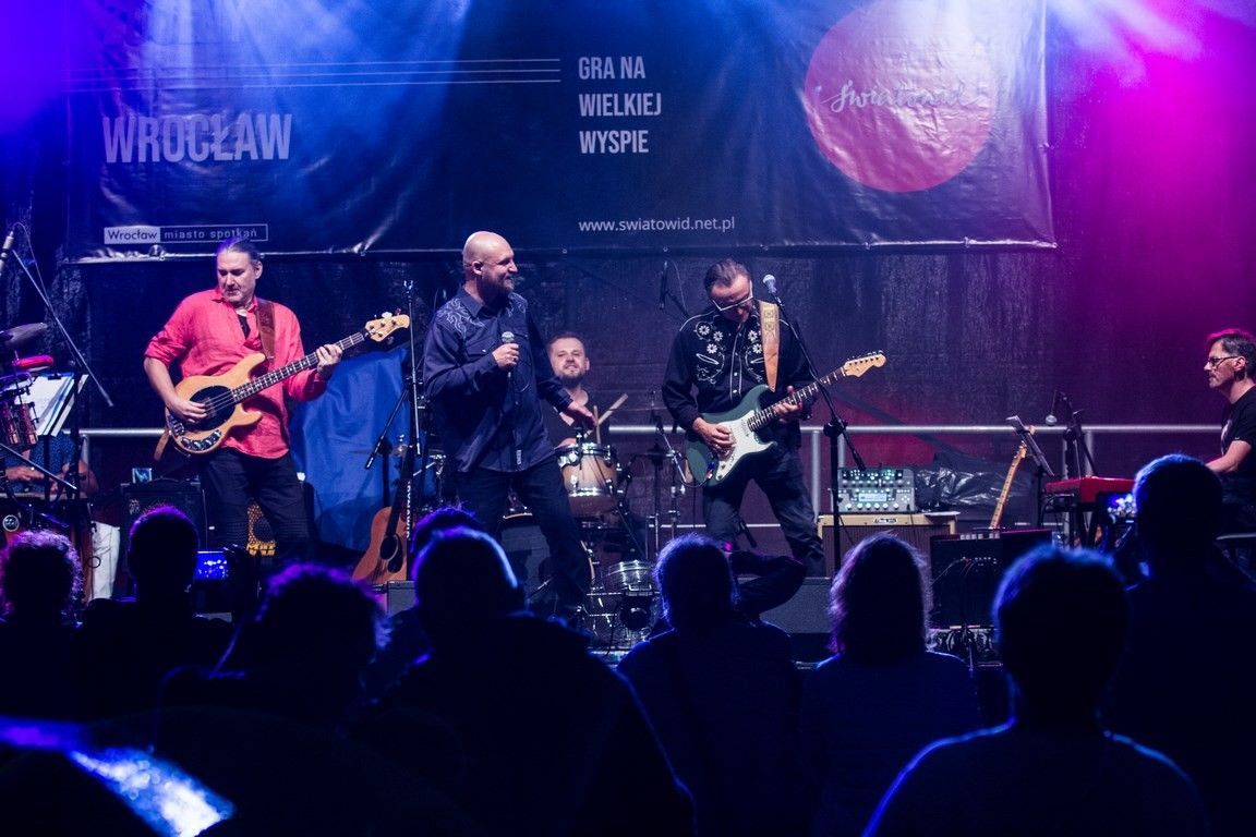 grafika_fioletowe tło i wtopione zdjęcie z projektu Viva Santana
