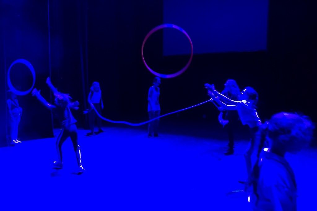 scena zborowa, układ choreograficzny z rekwizytami