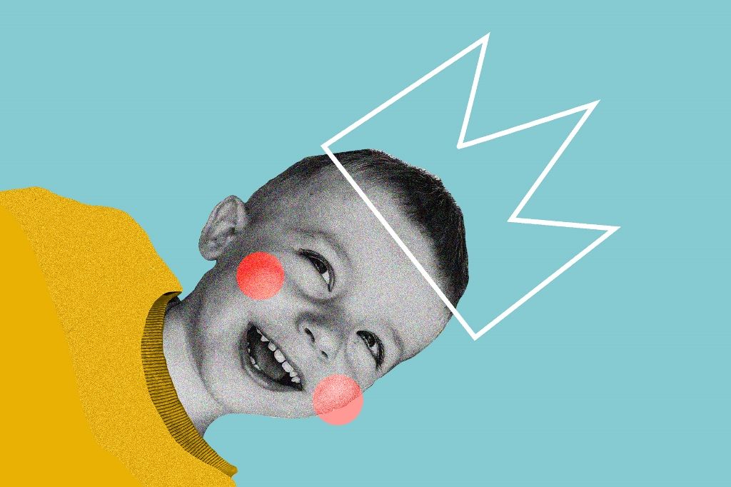 Grafika | twarz uśmiechniętego  chłopca (zdjęcie) z dorysowanymi rumieńcami i koroną na głowie