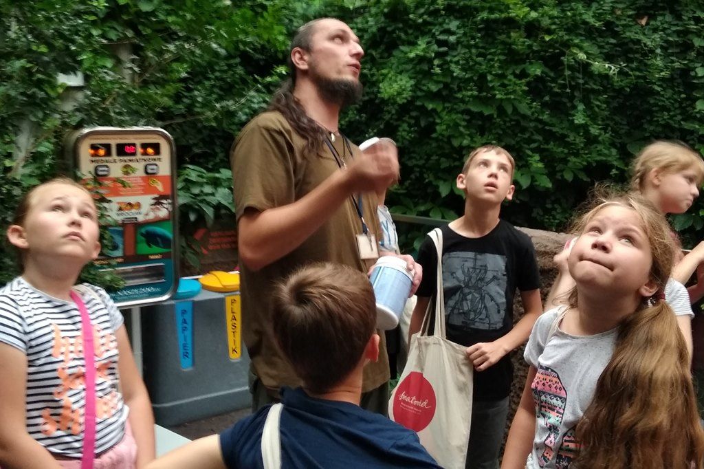 Dzieci z panem Krzysztofem przy gniazdach dzioborożców