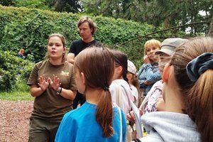 Pani Ada i dzieci przy zagrodzie wilków w ZOO