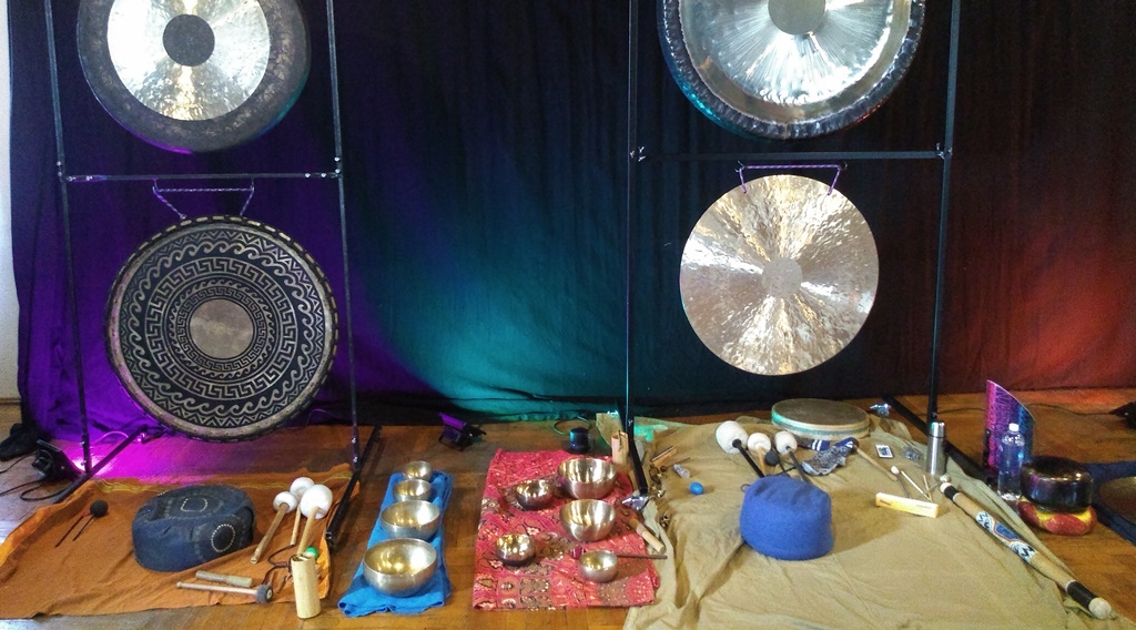 Ceremonia dźwięku gongi, misy, bębny