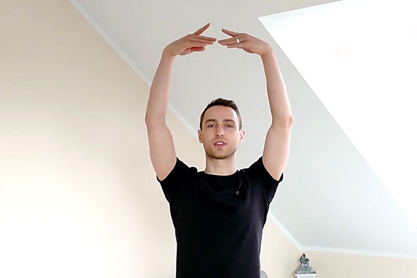 Andrzej Malinowski podczas treningu baletowego- pierwsza pozycja rąk