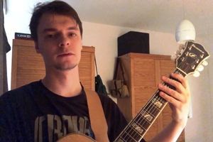 Mateusz Biliński podczas prowadzenia lekcji gitary