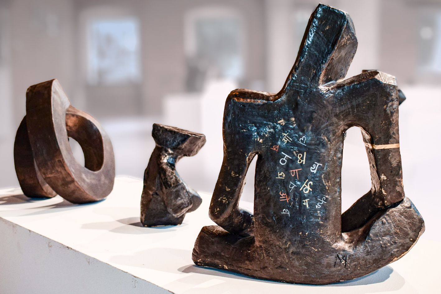 Zajęcia z rzeźby ceramicznej, trzy kobiety przy stole pracują nad ceramiką