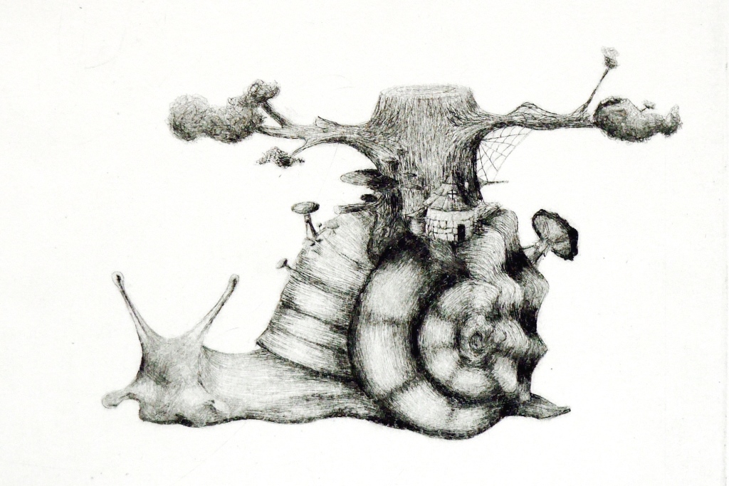 grafika w technice sucha igła, ślimak z muszlą z której wyrasta drzewo, grzyby