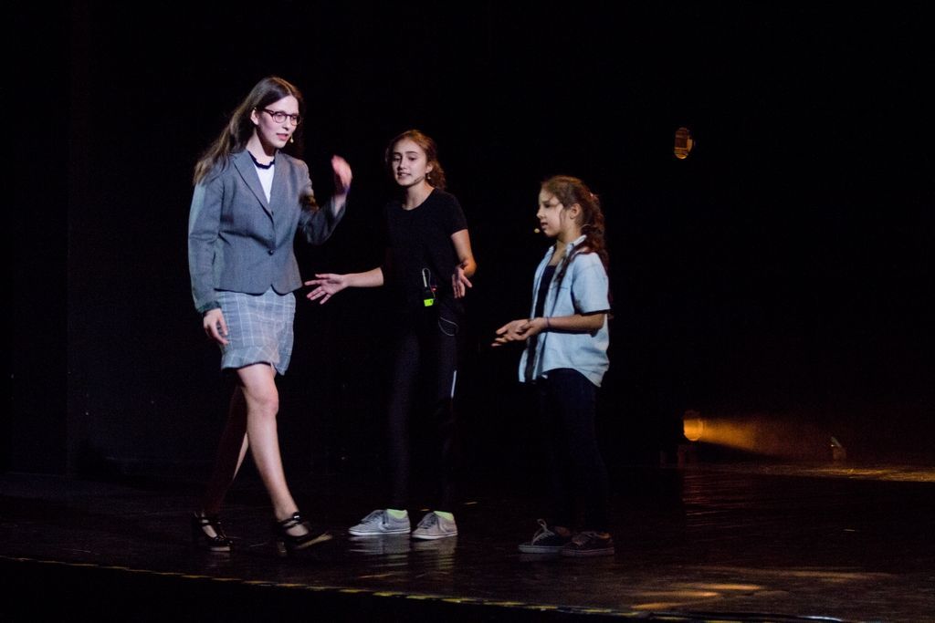 rozmowa nauczycielki z dwiema uczennicami - scena z musicalu Wielki Facebóg