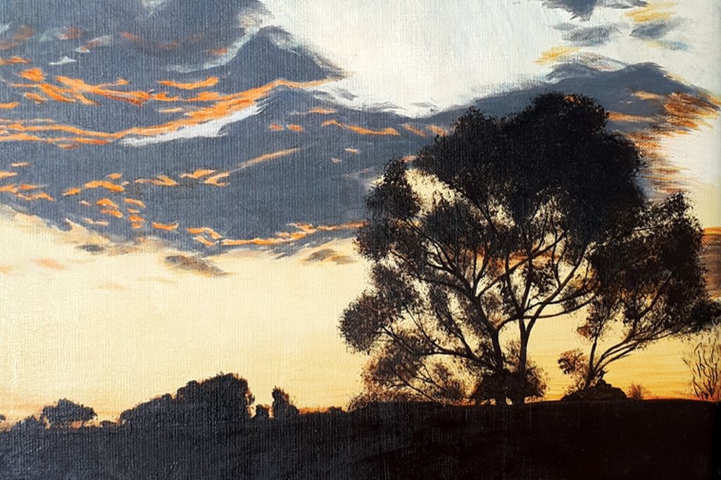 obraz; na tle nieba i zachodzącego słońca ciemne rozłożyste drzewo i smuga chmur