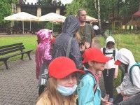 Z panem Krzyśkiem przy wybiegu pelikanów