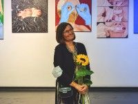 Magdalena Sławińska | w tle prace Anny Franczuk
