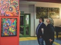 Prace Anny Dębickiej, na drugim planie prace Lesława Świebockiego