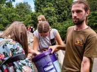 Z panem Pawłem karmimy pawiany. i słuchamy opowieści o ich życiu