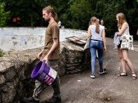 Przy wybiegu pawianów