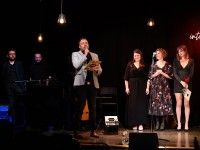 Akomaniatorzy: Tomasz Kaczmarek i Dominik Mąkosa, prowadzący koncert Maciej Szabatowski i finalistki festiwalu