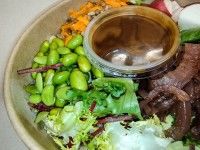 Miska mocy z komosą ryżową fasolką edamame i konfiturą z czerwonej cebuli