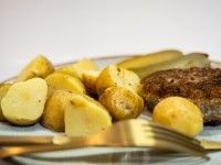 Tradycyjny kotlet mielony, ziemniaki, ogórek kiszony