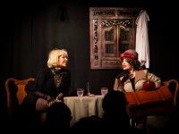 od lewej: Anna Agarwal (Julia), Agnieszka Doleżyńska (Emilia)