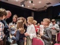 Łukasz Wierzbicki podpisuje ksiązki na Gali